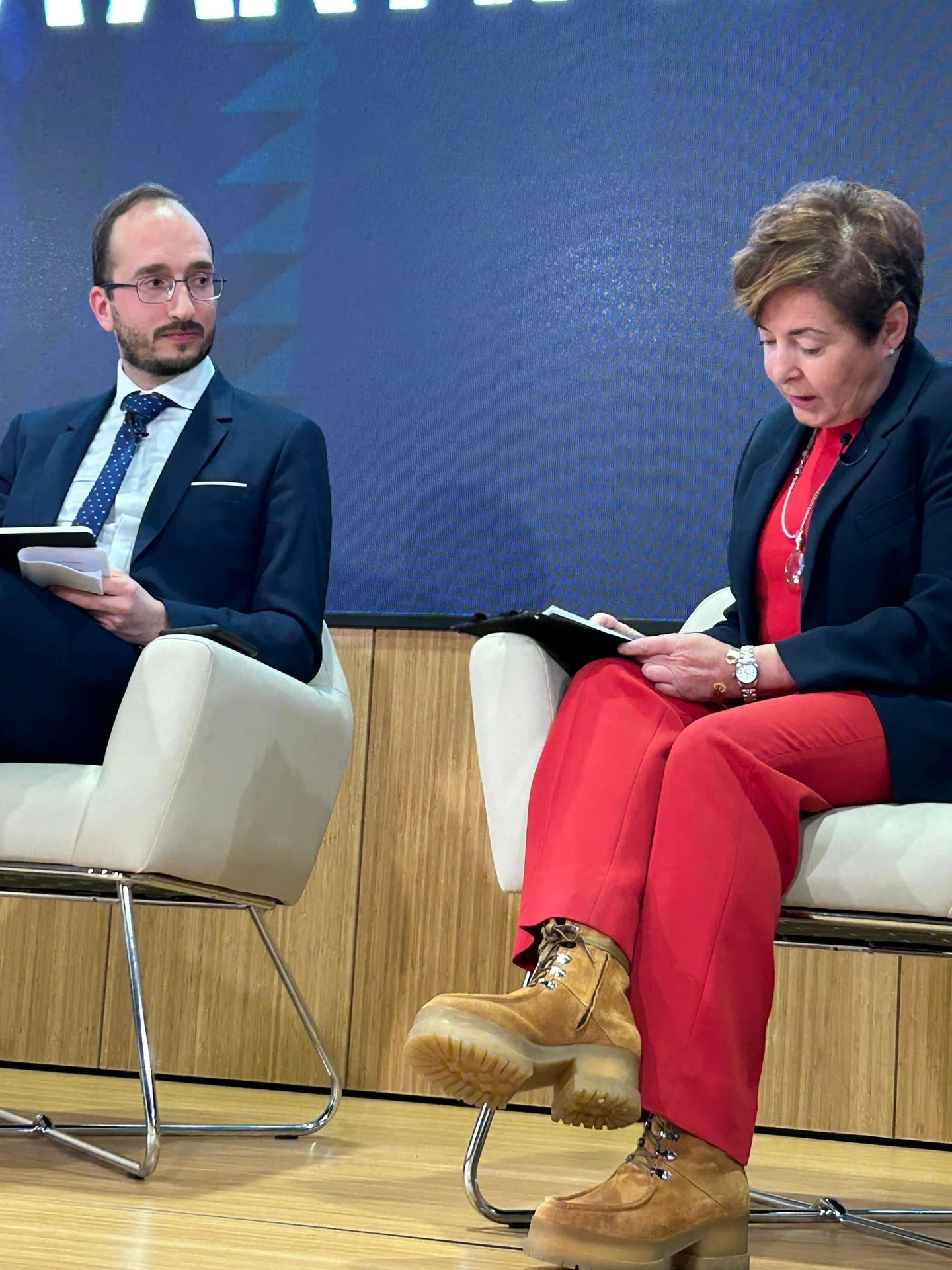 Olga Gil consulting her notes beside Pablo Martín, as identified in the original caption.