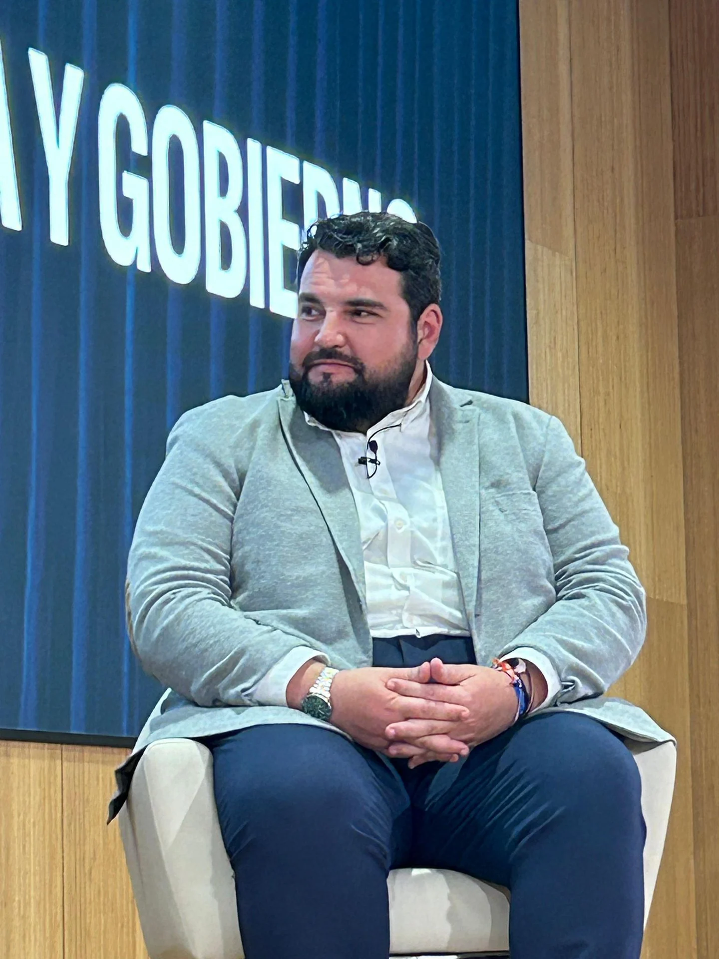 Román Robles seated on the panel, as identified in the original caption.